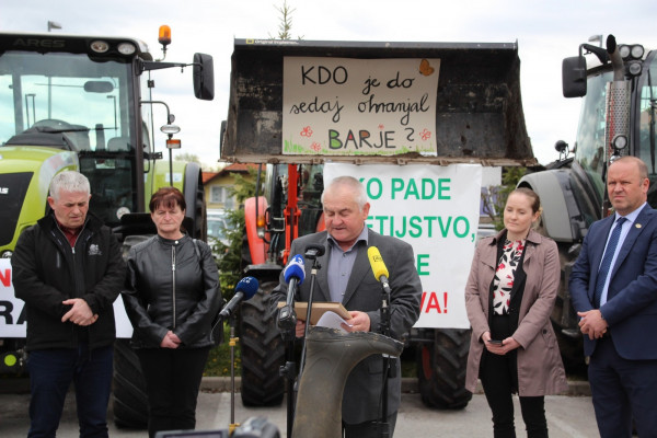 Kmetje ogorčeni, predsedniku vlade očitajo zavajanje